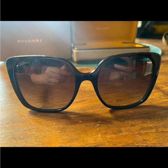 Black cat eye bvlgari sunglasses with gold details. - Picture 2 of 2